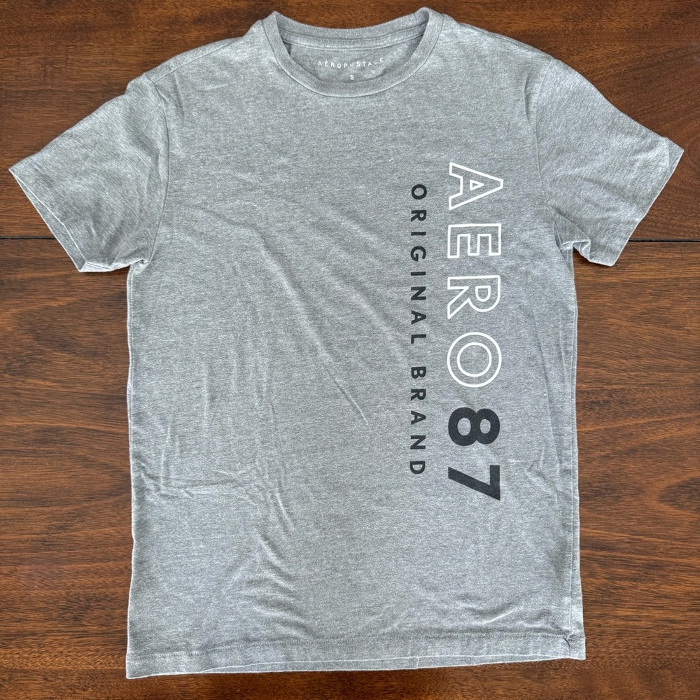Aeropostale AERO 87 Logo Graphic T-Shirt – Men’s Small – Gray